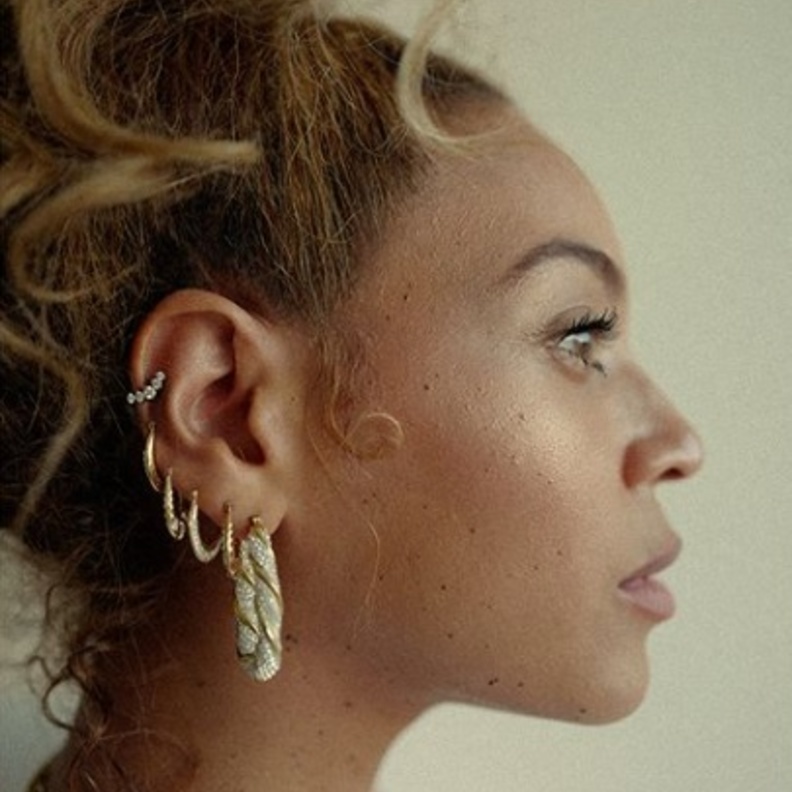  صيحة الأقراط المتعددة من كايلي جينر