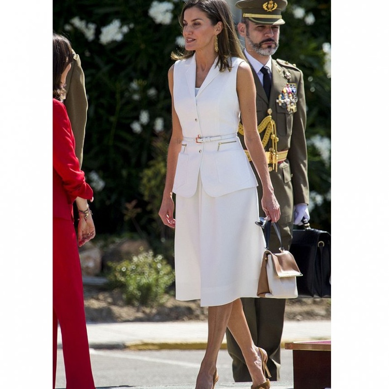 خلال حضورها عرضاً عسكرياً في مدريد أطلت باللون الابيض ببدلة صيفية انيقة تحمل توقيع ماركة فاريل