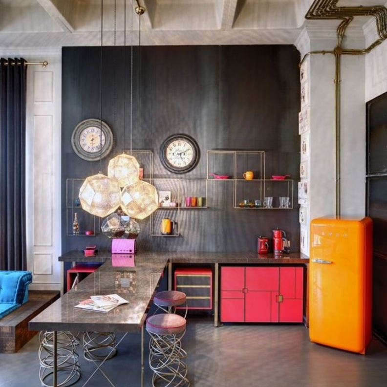 مطبخ أميركي مفتوح بجمال اللون الأبيض