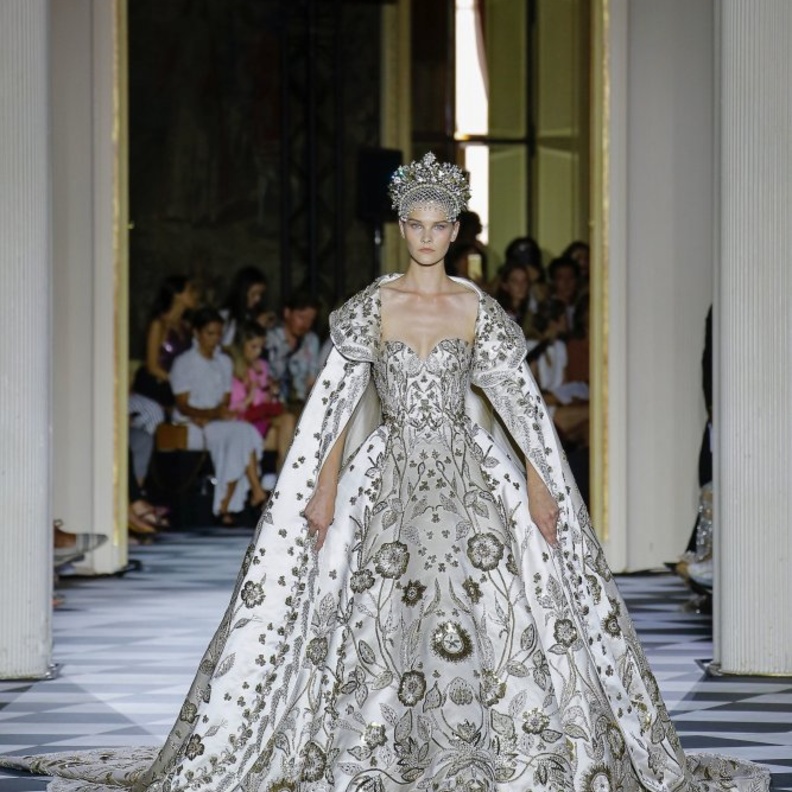 فساتين زفاف من أسبوع الموضة الباريسي لخريف وشتاء 2018 من مجموعة رالف أند روسو Ralph & Russo