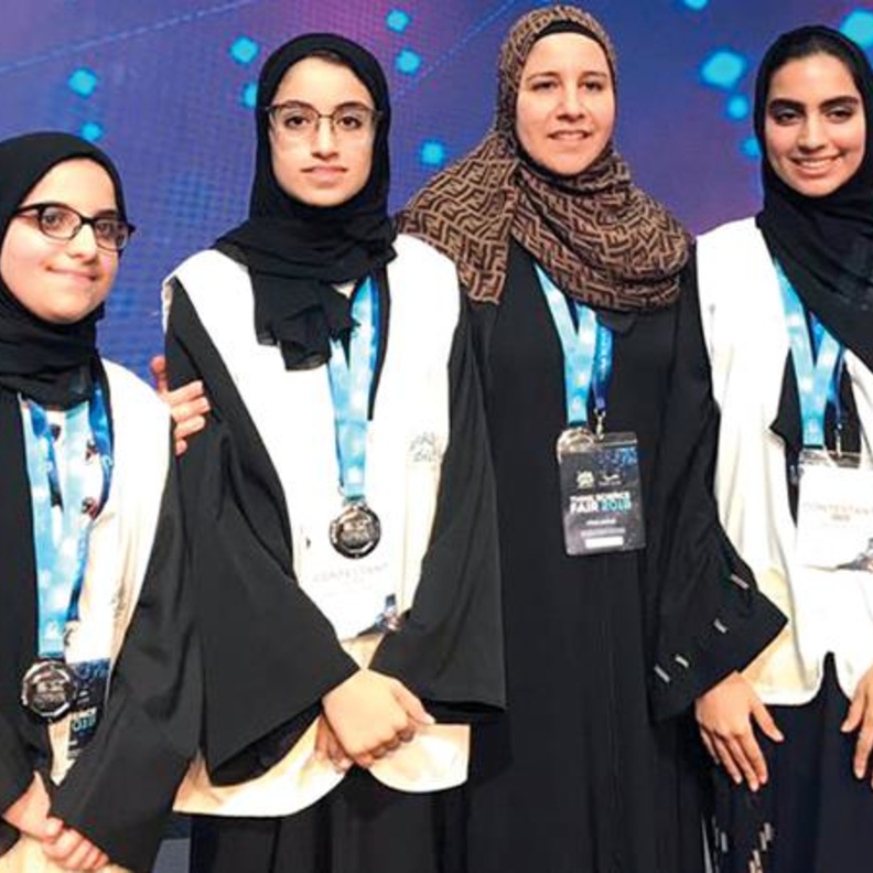 3 طالبات يبتكرن عربة تسوق ذكية لمساعدة المكفوفين