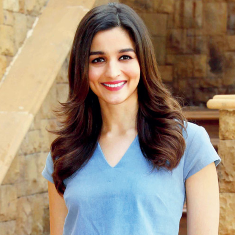 عليا بهات تنشر صورة في خميس الذكريات