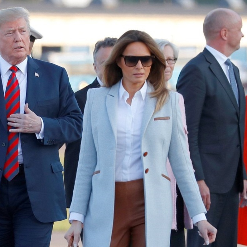 ميلانيا ترامب ‏‎ Melania Trumpبمعطف أصفر حمل توقيع غوتشي ‏Gucci في روسيا