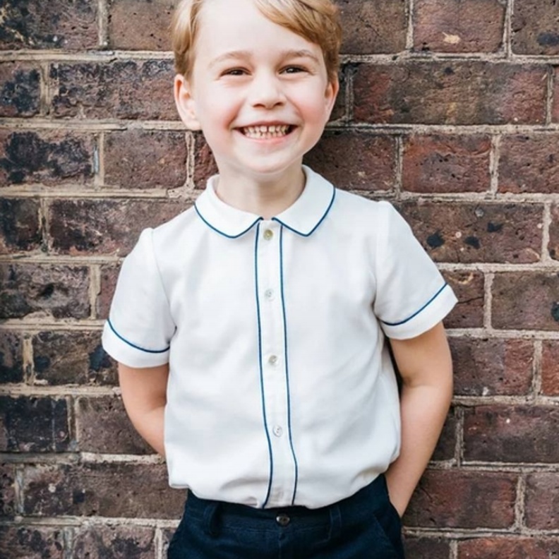 الأمير جورج يبتسم بسعادة في الصورة الرسمية لعيد ميلاده الخامس