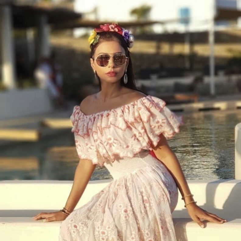فستان صيفي بموضة الكشكاش والاكتاف المكشوفة