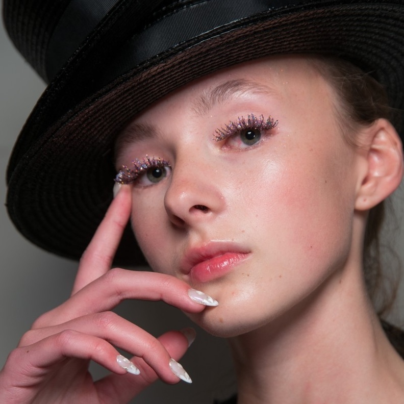 ماسكارا ملونة وبنفسجية بتدرجات براقة من Ryan Lo