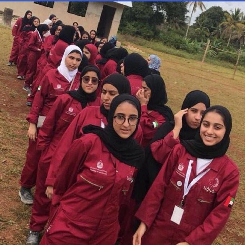 بنات زايد يتطوعن في بناء مدرسة زنجبار