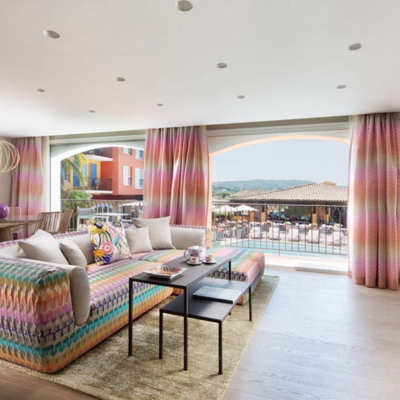 ديكور غرفة جلوس من فرساتشي Versaceبنعومة الألوان الباستيل