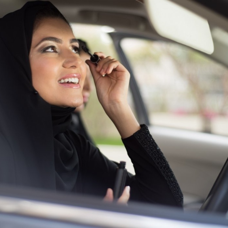 12 سلوكاً تضع السائقة ضمن نمط القيادة الخاطئة