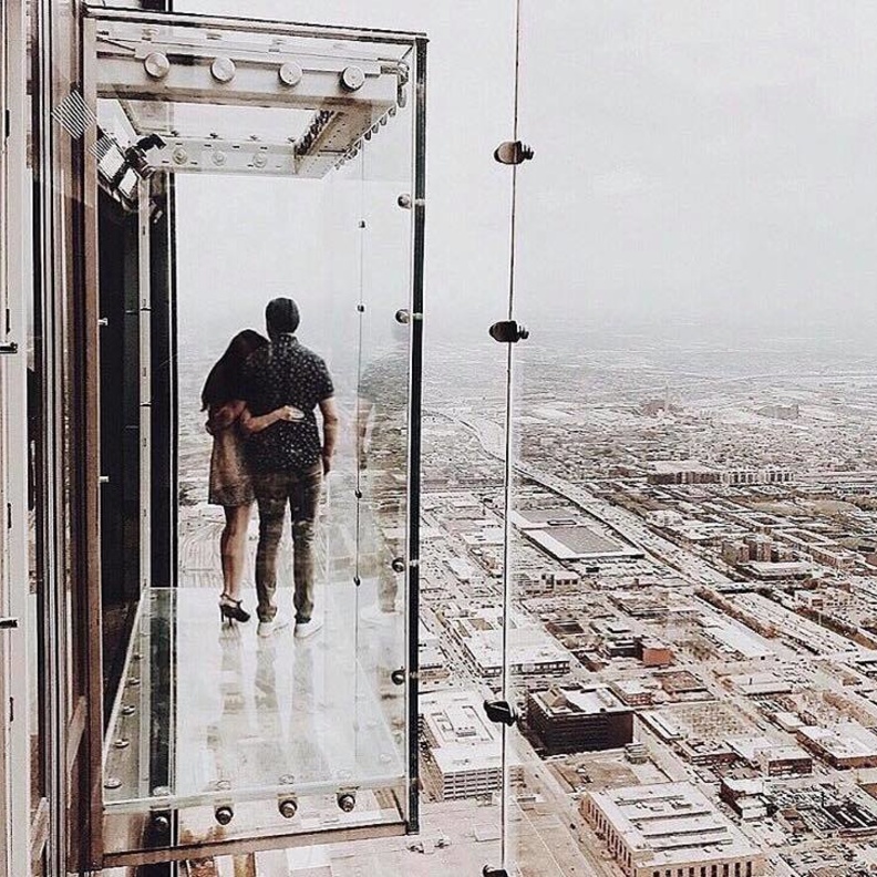 متعة التجول بالباص خلال شهر العسل في شيكاغو