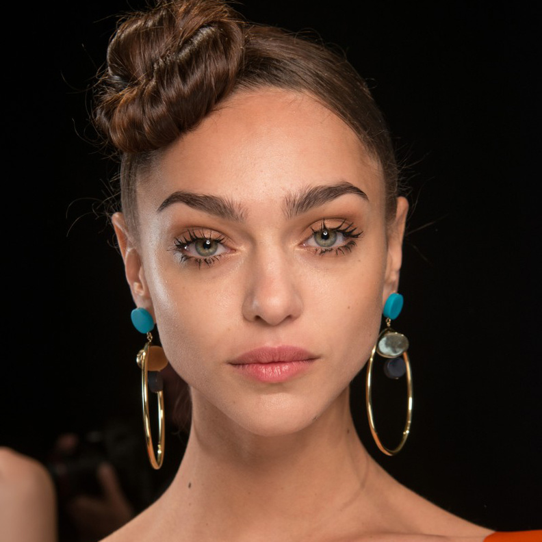 تسريحات شعر الكعكة المنخفضة مع الضفائر بأسلوب John Paul Ataker