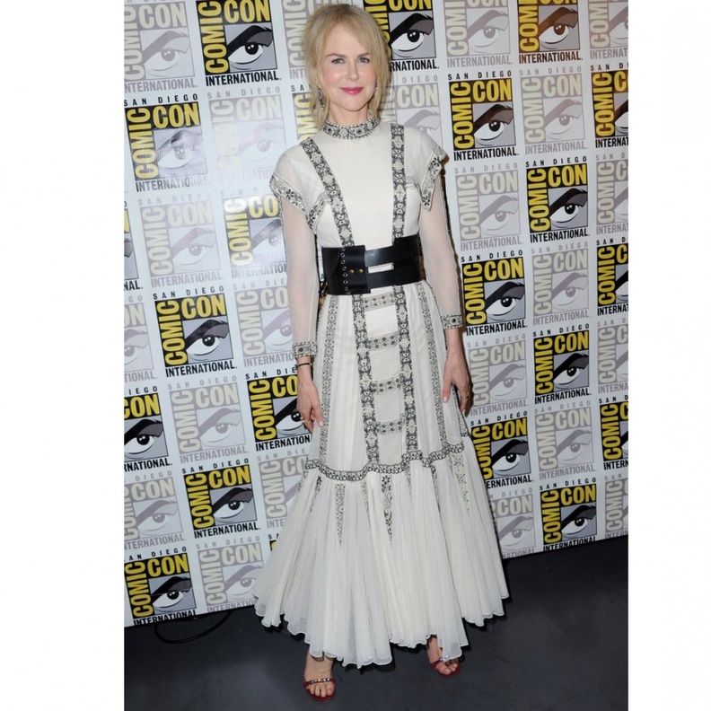 نيكول اختارت ماكياج عيون سموكي واللون الأحمر لشفاهها