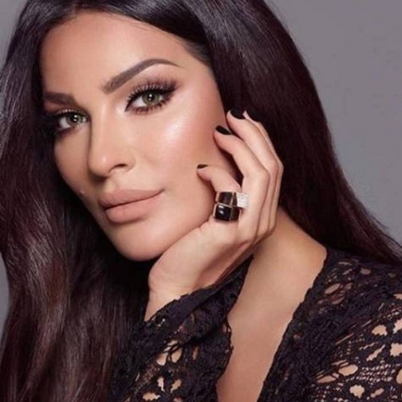 النجمة نادين نجيم تتميز بملامحها الجميلة البارزة