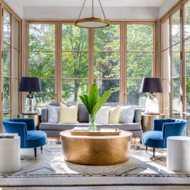 شقة مودرن تتألق ضمن واجهات زجاجية عريضة