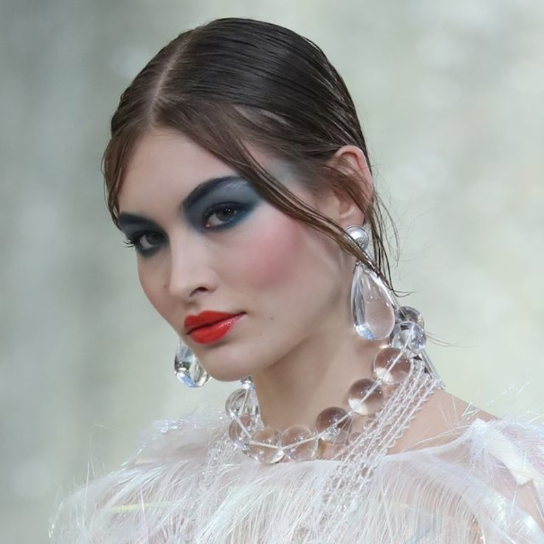 اختاري أحمر شفاه بلون زاهي وجميل كالبرتقالي