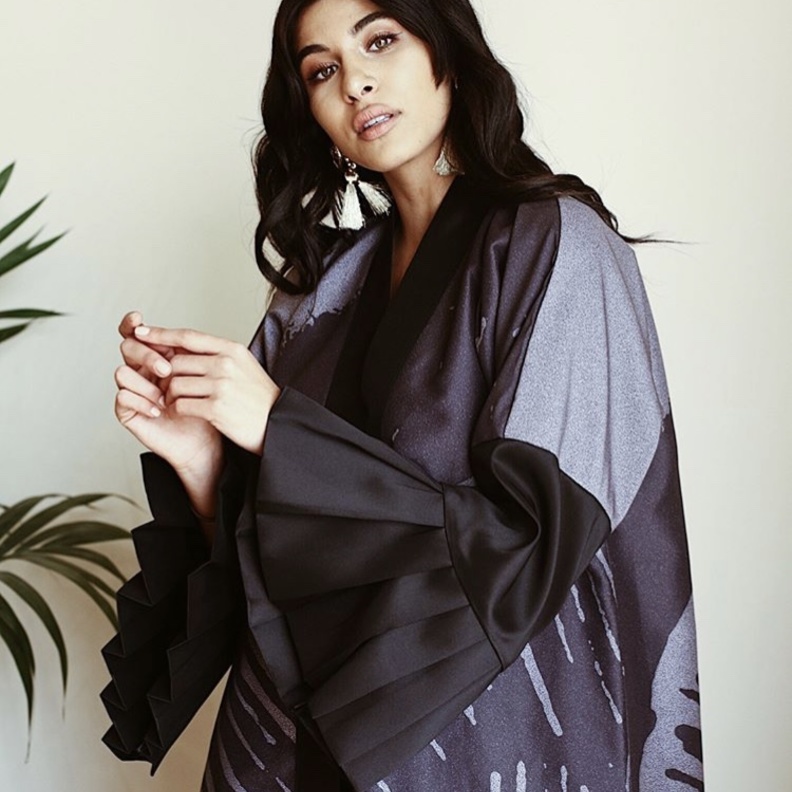  تصميم عباية باكمام واسعة وطيات عريضة من The Esthetics