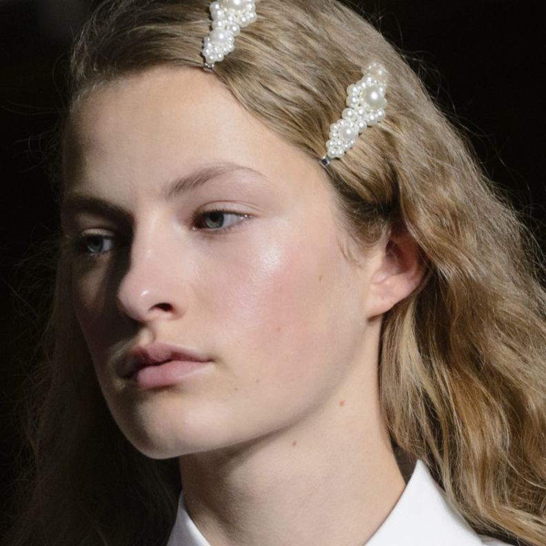 تسريحات شعر جانبية مع دبابيس اللؤلؤ في عرض سيمون روشا Simone Rocha