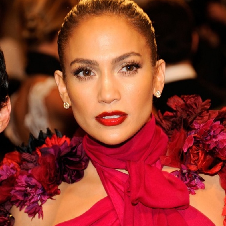 جنيفر لوبيز تشع جمالا وتألقا رغم سنوات عمرها ال49