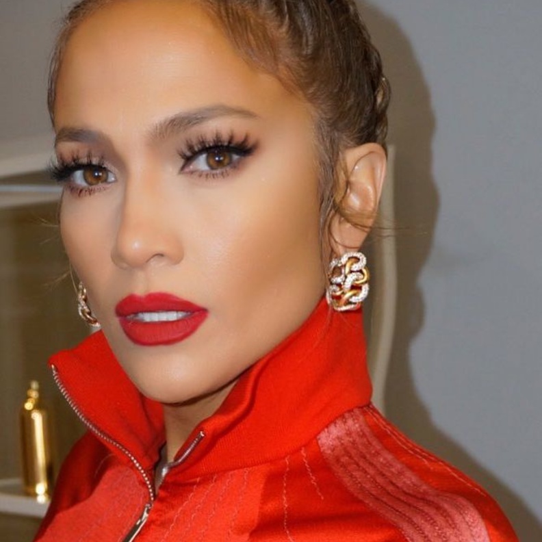 جولة بالصور على مجوهرات جينيفر لوبيز في عيد ميلادها الـ 49