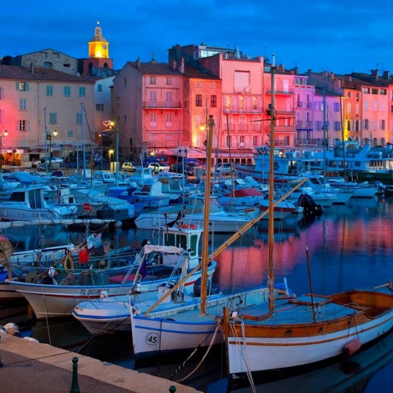 جزر المالديف والتي تعرف أيضا بأنها واحدة من الوجهات السياحية المفضلة لدى المشاهير والأثرياء