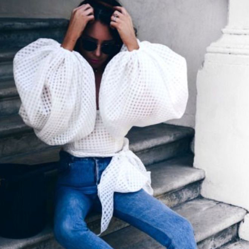 الأكمام المنفوخة آخر موضة هذا الصيف نسقيها مع الشورت لإطلالة كاجوال