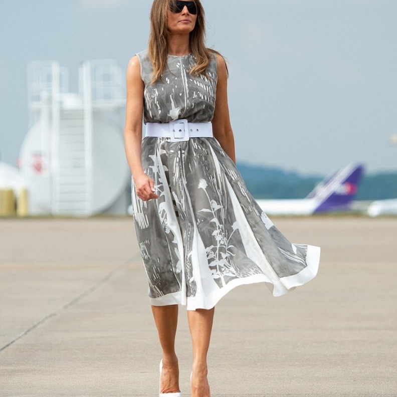 كسرت ميلانيا ترامب من رتابة اللون الرمادي باختيارها لاكسسوارات باللون الأحمر الحيوي