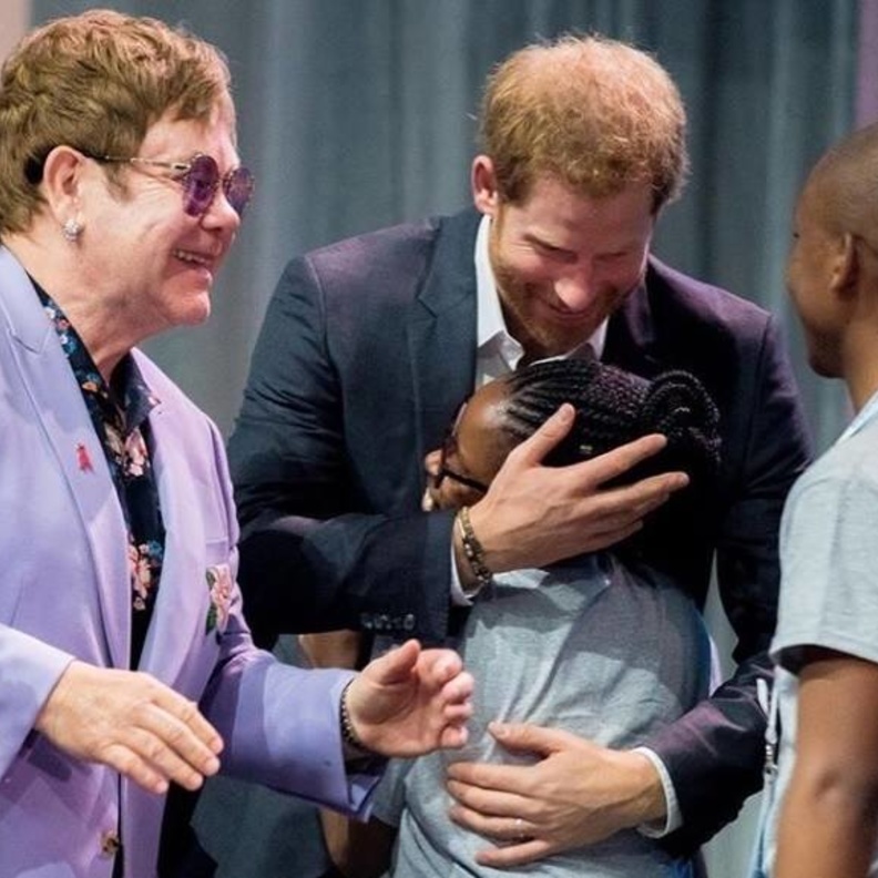 على خطى والدته الراحلة الأمير هاري يحتضن طفلة في المؤتمر الدولي لمكافحة الإيدز