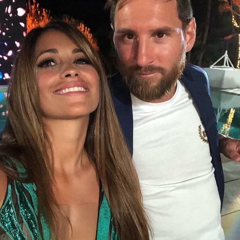 ميسي وزوجته