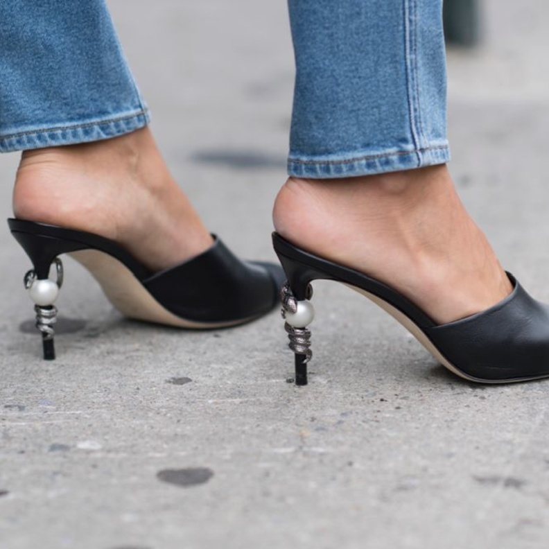 حذاء ميول فاخر مع لمسة مميّزة بالكعب بأسلوب فني