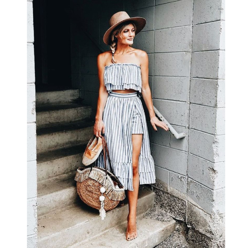 الأسلوب كاجوال صباحي اختاري التنورة المخططة باللونين الأبيض والأٍسود مع التوب الأبيض