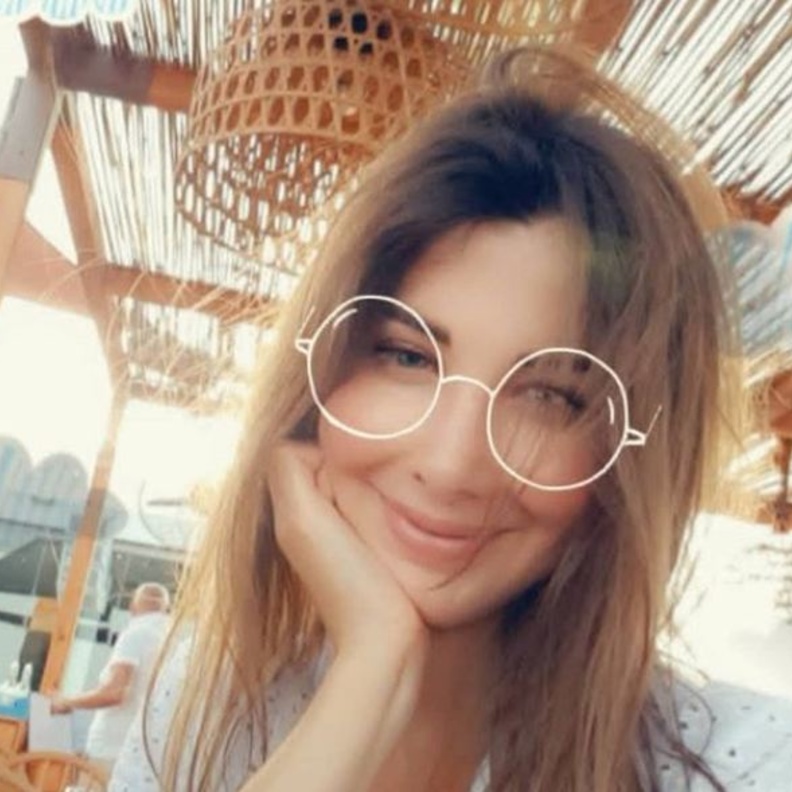 نانسي عجرم تستمتع مع عائلتها على البحر