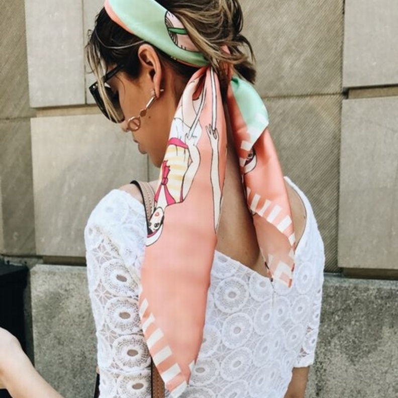 سكارف ناعم مخطّط، اعتمديه لإطلالاتك الصّيفية بطريقة ناعمة للشّعر