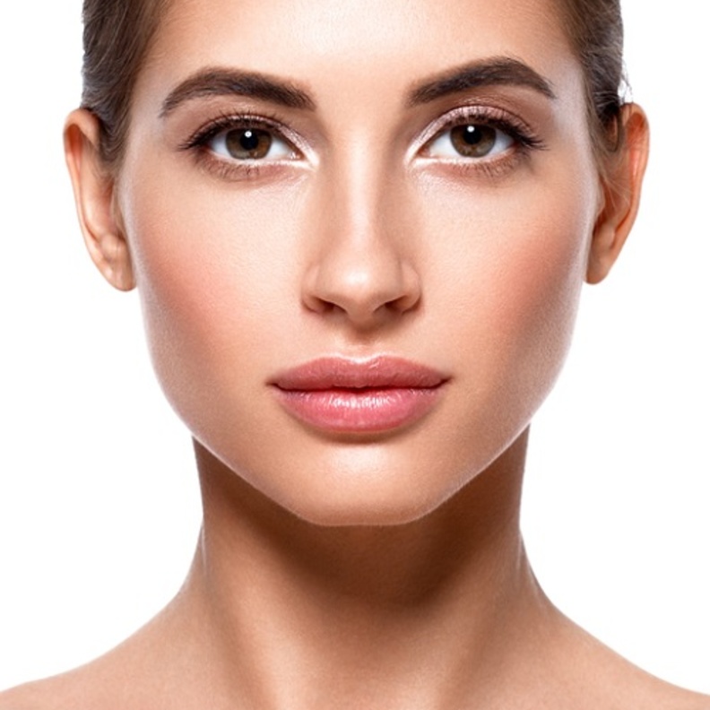 الشفاه الوردية تمنحك اطلالة انثوية لافتة