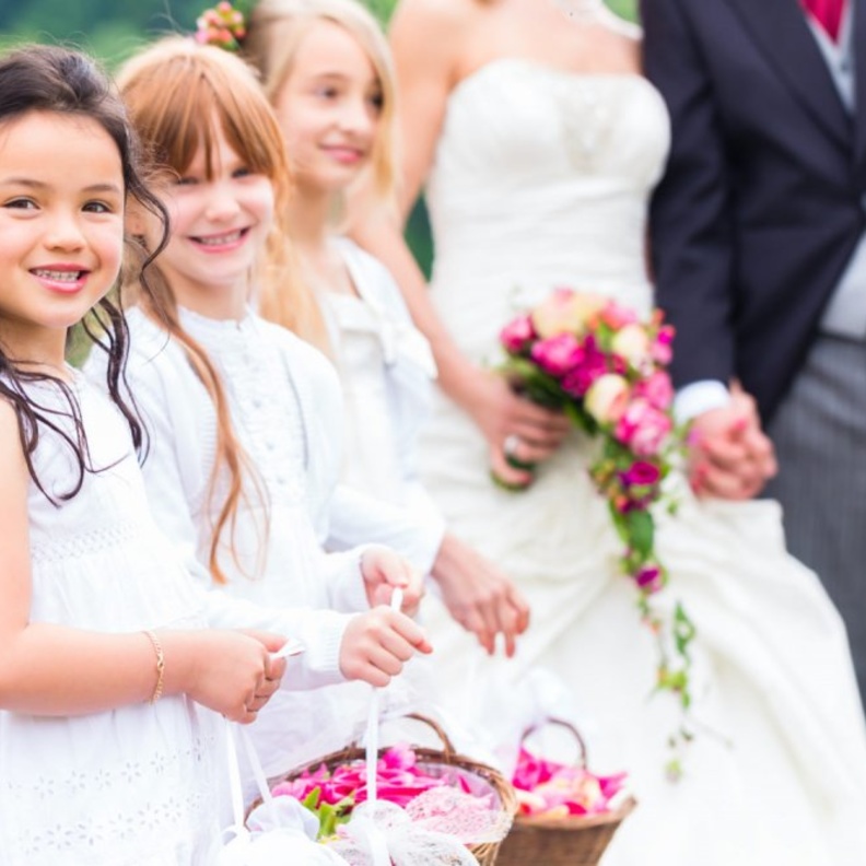 دعيهم يزينون الحفل بفقاقيع الصابون عبر اعطائهم العبوات المخصصة لذلك