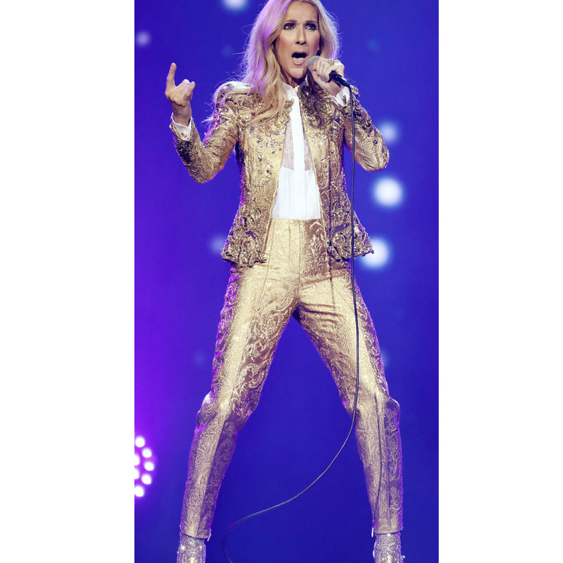 كيندال جينر Kendall Jenner بدت ساحرة باللون الأحمر مع البنطلون الضي