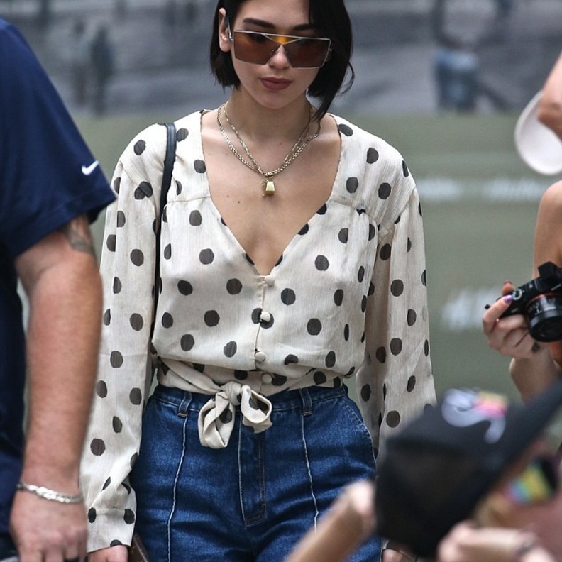 حافظت دوا على قصة شعرها القصيرة المعروفة بإسم بوب Bob، وماكياج بألوان باستيل