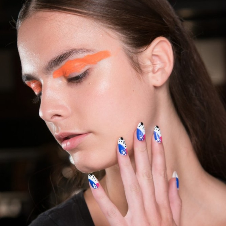 طلاء أظافر عصرية من الزخرفات مع Libertine