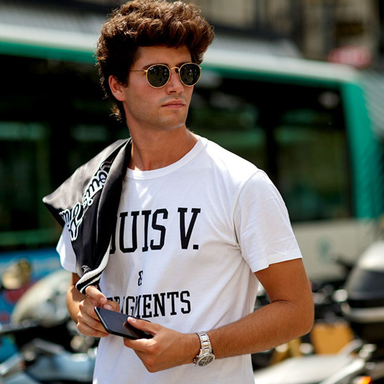  ستايل صيفي جذاب بالتيشرت المطبّع بكتابات مع النظارات الشمسية