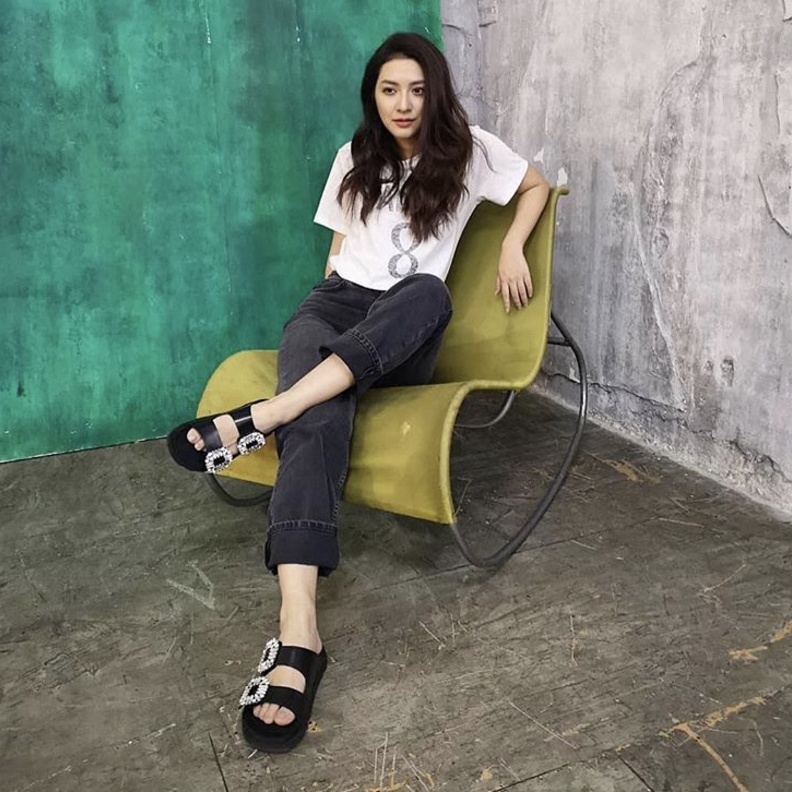 صنادل صيفية بلمسات مخملية وبراقة