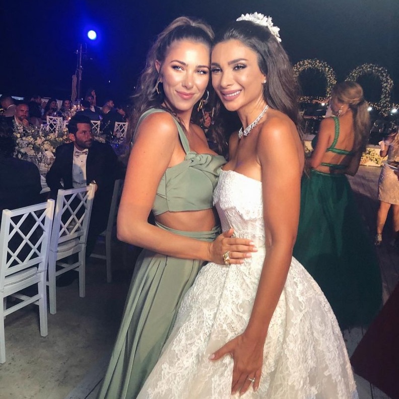 فستان ألين وطفا للمصمم اللبناني إيلي صعب 