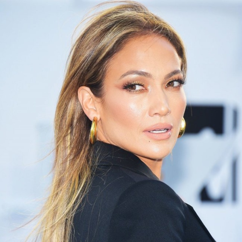 خطوات وضع المكياج المعدني والبرونزي مثل جنيفر لوبيز