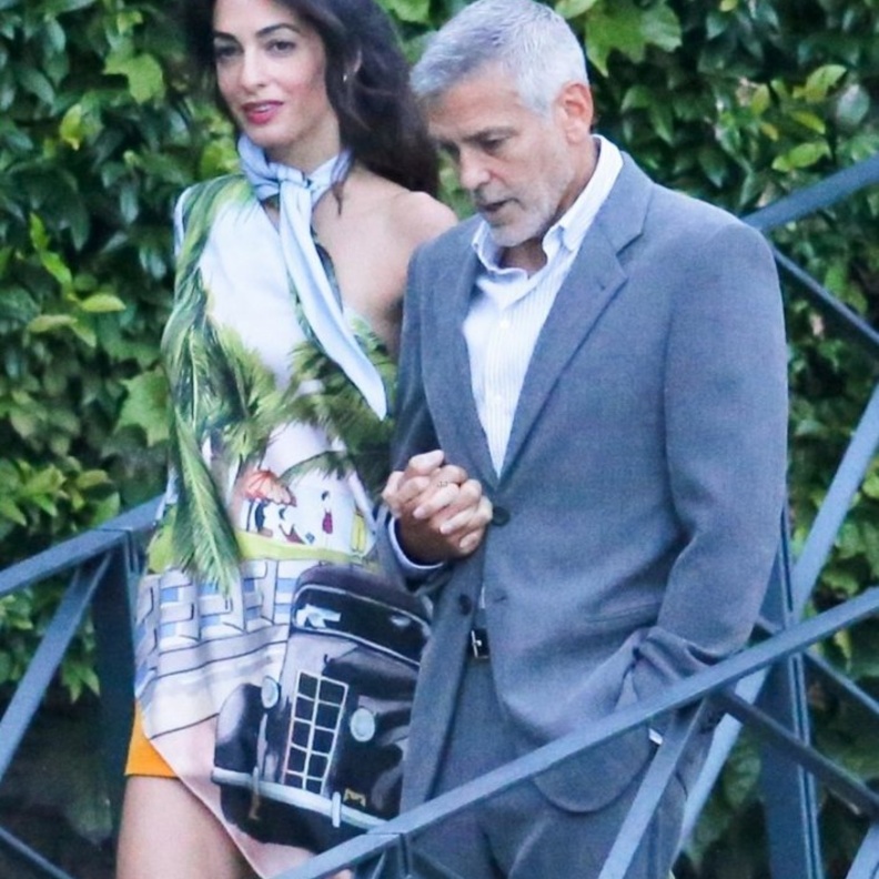  خرج الزوجان اللذان يقضيان عطلة الصيف في ايطاليا برفقة بعض الاصدقاء من بينهم المصممة ستيلا ماكارتني Stella McCartney وزوجها