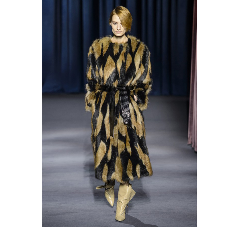 موضة الفرو الضخم والفضفاض من Zimmermann