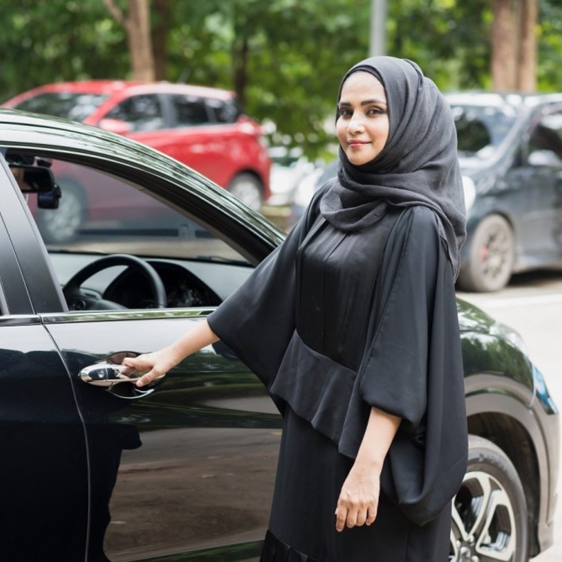 لا تتركي مقتنياتك الثمينة في مكان يمكن رؤيته من خلال زجاج السيارة