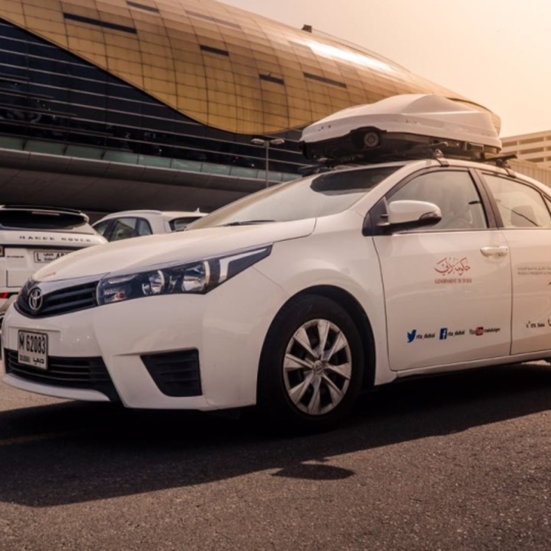 مركبة ذكية لمراقبة دفع رسوم المواقف في دبي