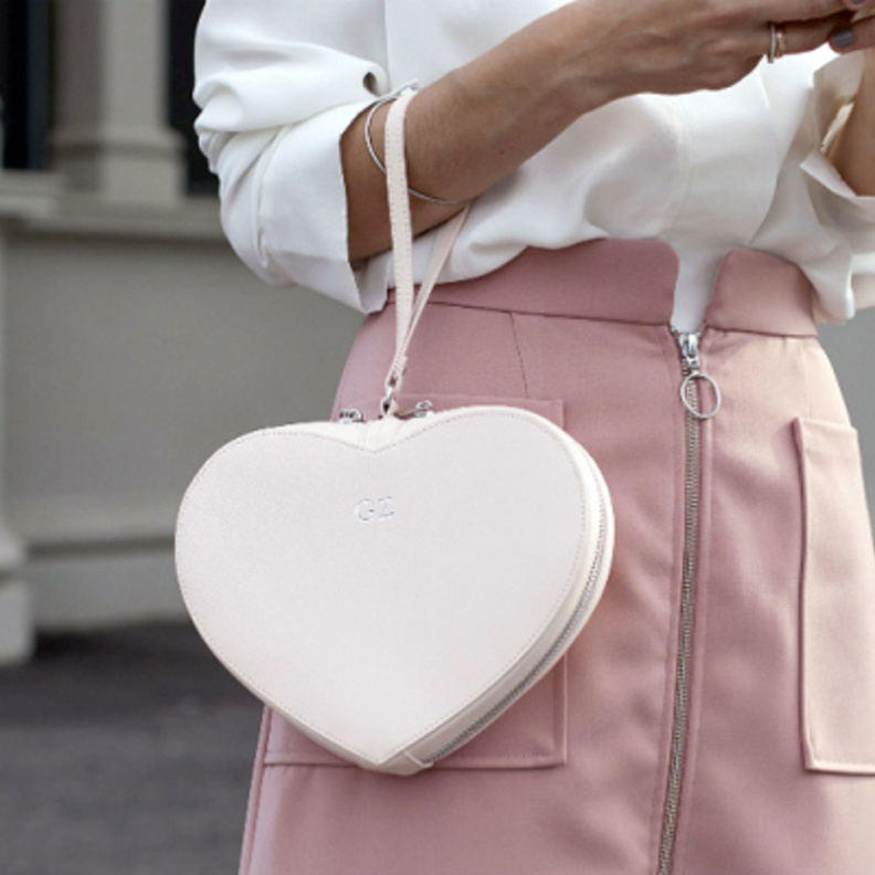 تألقي بتصاميم الحقائب الجذابة بالقصّات الملفتة باللون الأبيض