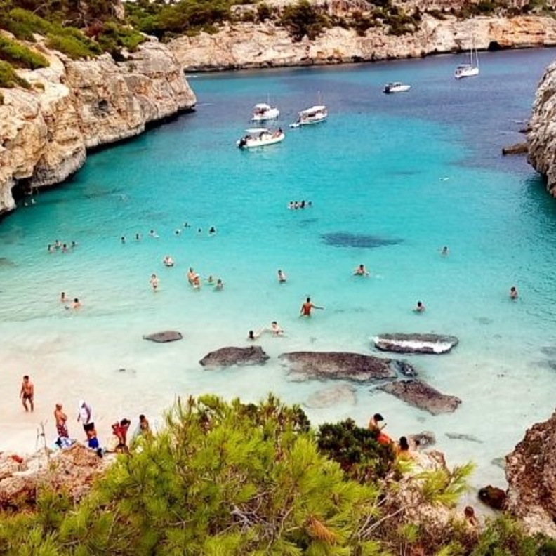 مشهد لشاطئ Cala D’en Serra