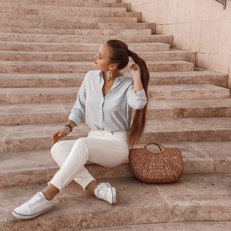 افكار تنسيق حقيبة القش الصيفية في المدينة