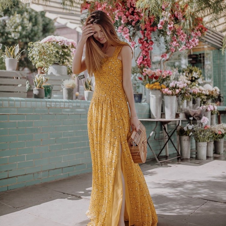 فستان أصفر ذهبي باكمام طويلة