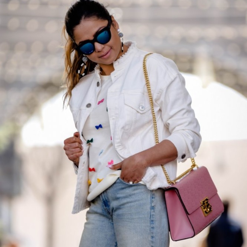 طرق تنسيق الجاكيت الجينز الأبيض مع الشورت